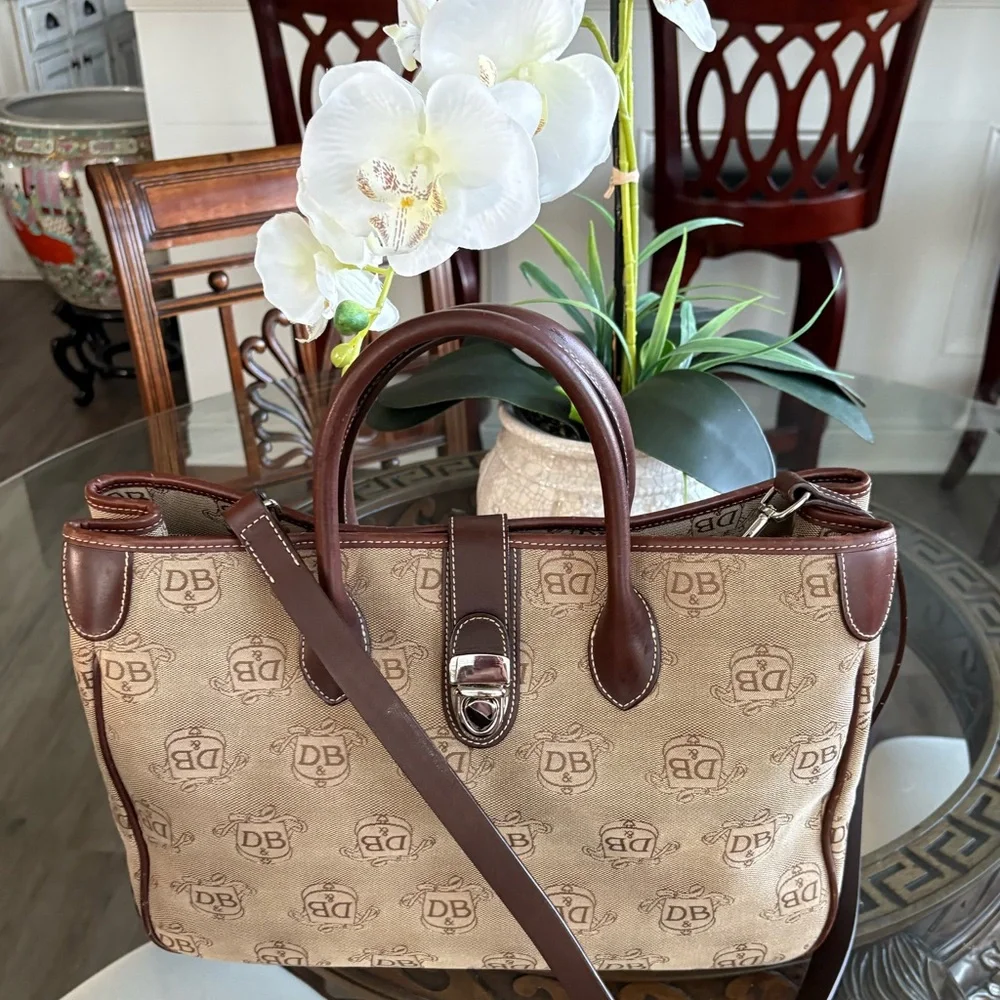 🤎🤎DOONEY & BOURKE VINTAGE SIGNATURE TAN CANVAS AND BROWN LEATHER TOTE!🤎🤎